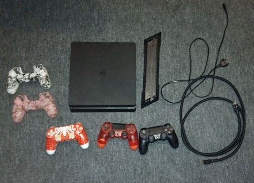 Подробнее о "Продам Sony PlayStation 4 Slim + 3 геймпади + 4 гри"